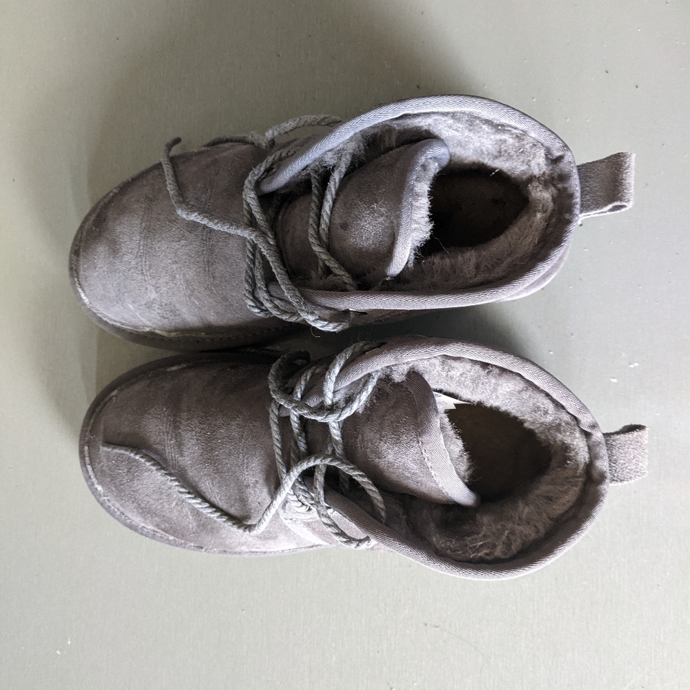 Womens grey suede boots. Size 6 US. S/N 1013236W